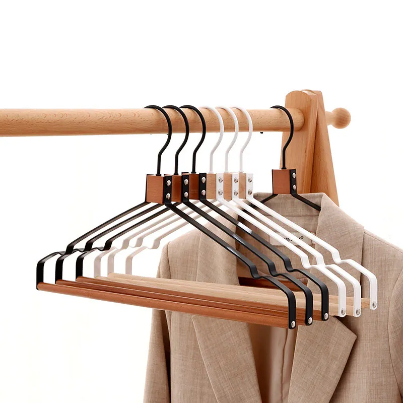 StorageWorks Houten pakhangers voor heren, grote jassenhangers voor kast, brede schouder houten kleerhangers voor duty suit jassen, garderobe Essentials organizer, licht walnootkleur, 6 stuks
