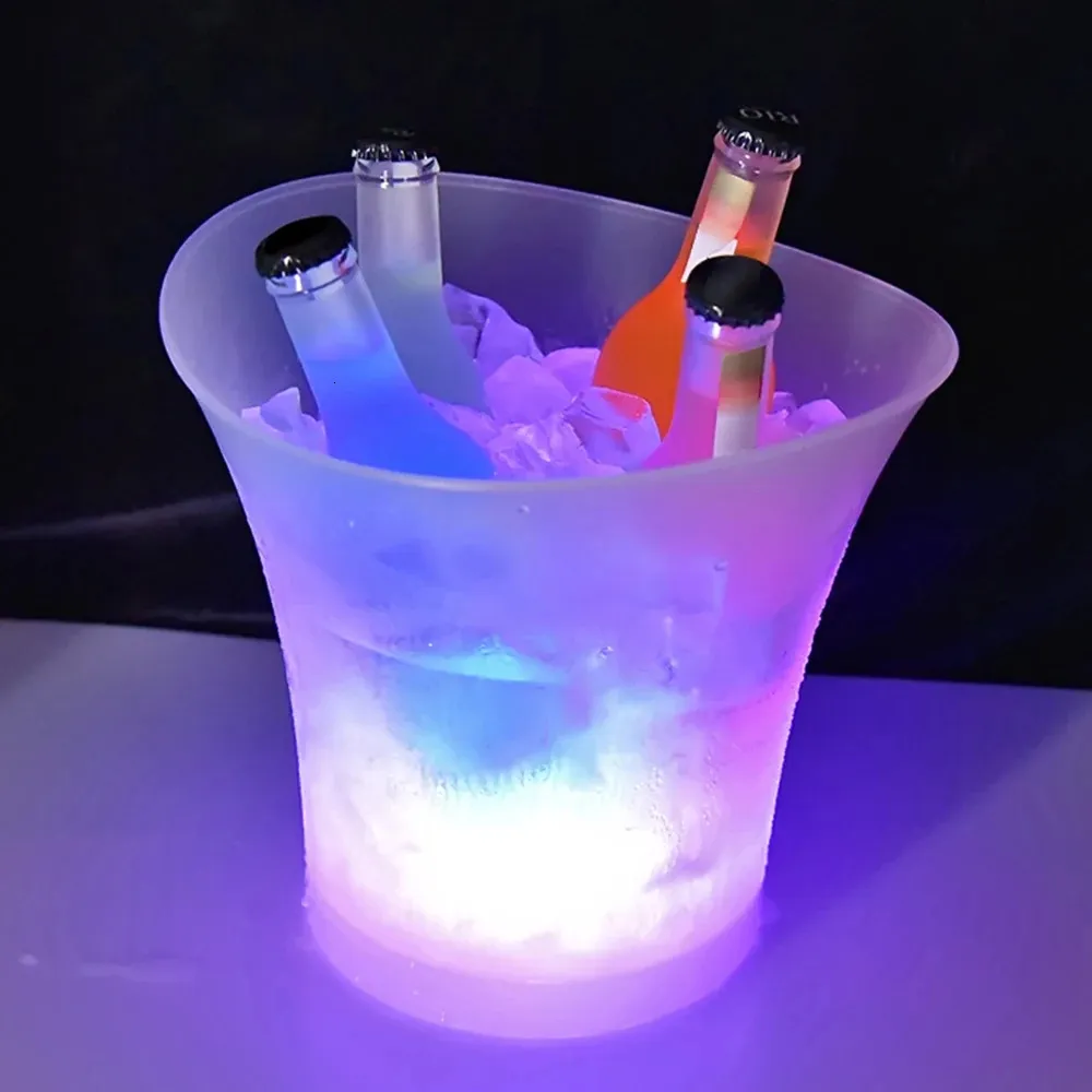 5L Bucket de gelo com 6 colorido Balde de gelo de gelo de LED leve à prova d'água Nightlub Light Up Champagne Whisky Beer Bars Decor 240407