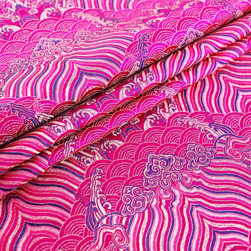 Paarse satijnen stoffen brocade jacquard patroon kledingstof stof voor het doe -het -zelf patchwork -ontwerpmateriaal voor het naaien van cheongsam en kimono