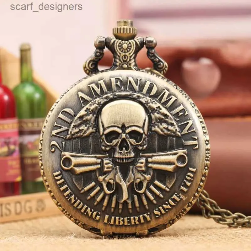 Pocket Watchs Vintage Bronze Gun Skull Défense de la liberté Deuxième amendement Collier de quartz militaire Pendentif pour hommes Halloween Chri Y240410