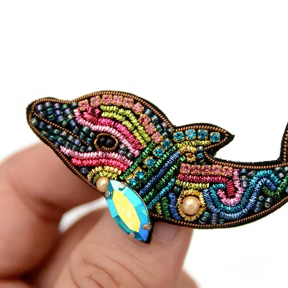 Couleur perlée 3D Couleur de perle du coeur Dolphin Patch Patch Diy Applique pour pantalon manteau Sac Broche de soie indienne