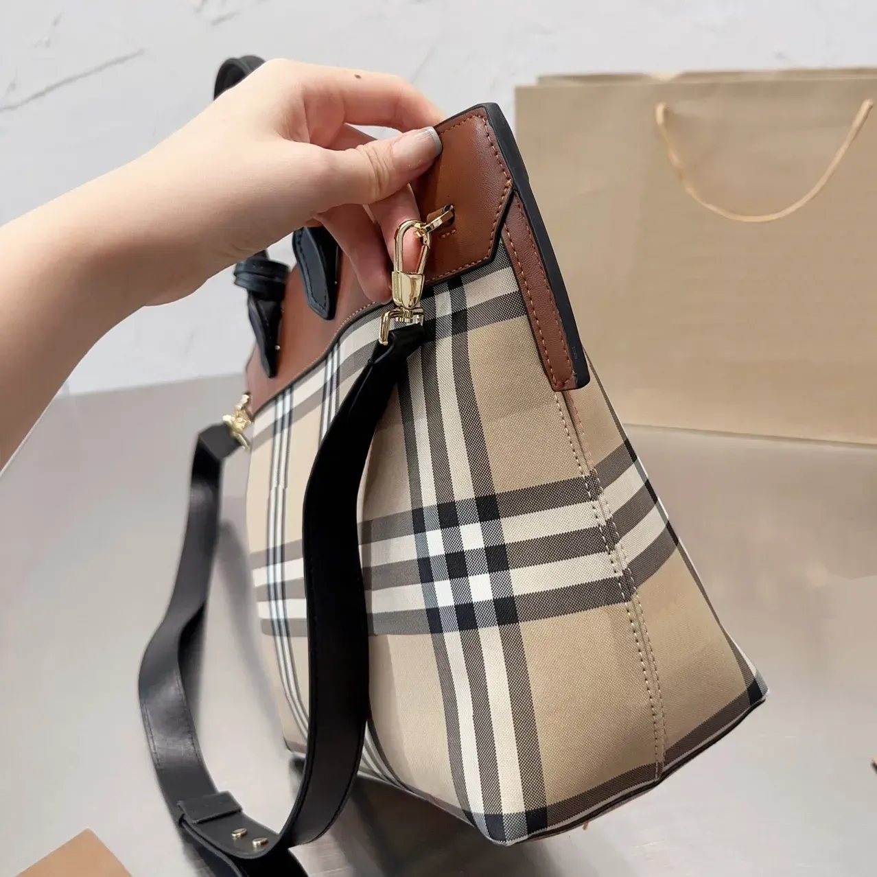 مصمم Bur Bag Bag Bags Fashion Women Plaid Hand Lady Lady Match Crossbodybag Bounghbag Classic Strend Trend Trend CARGE CIG24041002-20