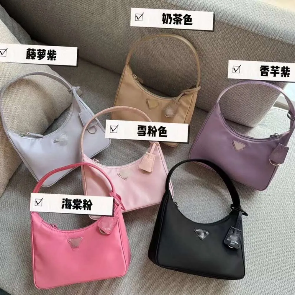 Tote Designer vend des sacs féminines de marque à Discount New Family Family Nylon Underarm Sac One épaule Ban à main Womens