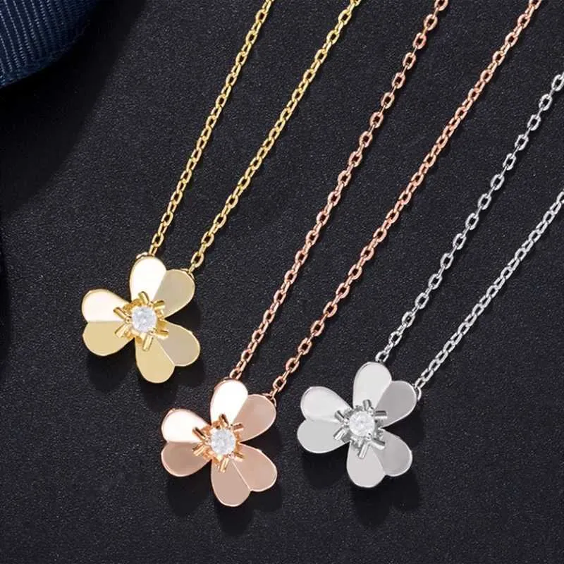 Pendant Necklaces Three Flower Necklace Fanjia Clover Smooth Face Three Petal Collar Chain Factory Direct Sales 240410