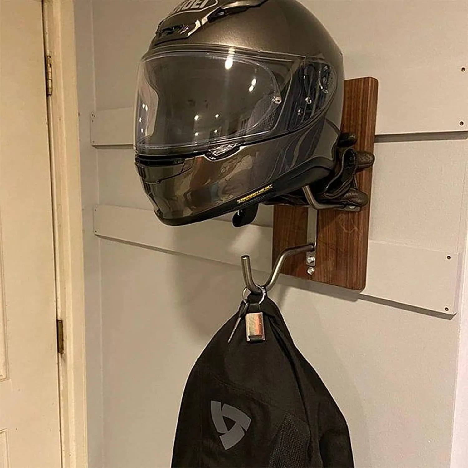 Wandmontierte Motorradhelmhalterhalter Wandregal natürliche Holzausstellungsständer Rack Organisatoren Halterung Coat Jacke Haken Haken