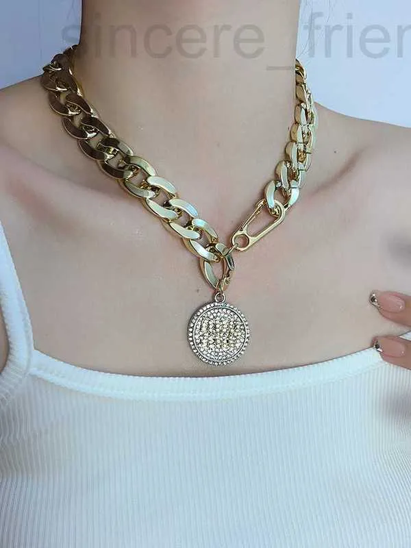Anhänger Halskette Designer 2023 Neues Sparkling Diamond Miu Round Brand Halskette für Frauen, leichte Luxus und kleine Gruppenlegierkette, Kragenkette Frauen Ohat