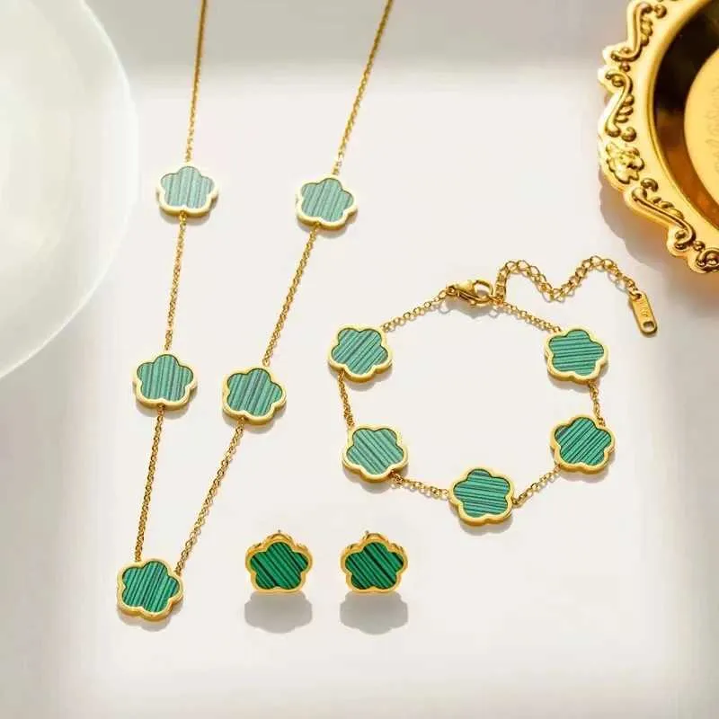 Pendant Necklaces /Stainless Steel Clover Flower Set Gift Luxury Modern Fashion Charm Necklace Earrings Bracelet Set Women Jewelry 240410