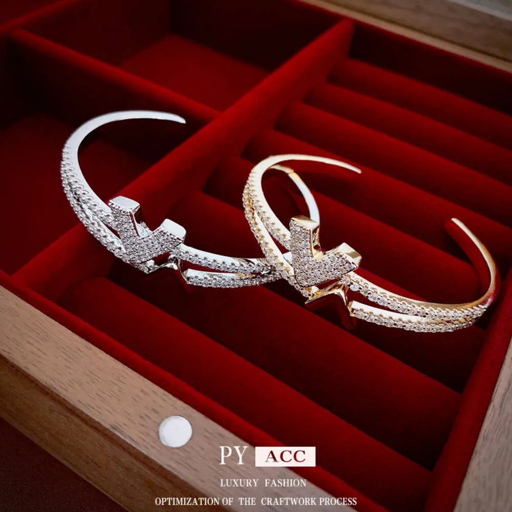 Echtes gold elektropliertes Zirkon Buchstaben Doppelschicht Offenes Armband für Frauen Lichtmode -Armband, elegantes und hochwertiges Kunsthandwerk