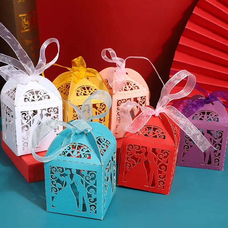 リボン付きの結婚式の好意ボックスホローペーパーギフトギフト用の小さな箱バッグカップケーキチョコレートバースデーパーティーの装飾