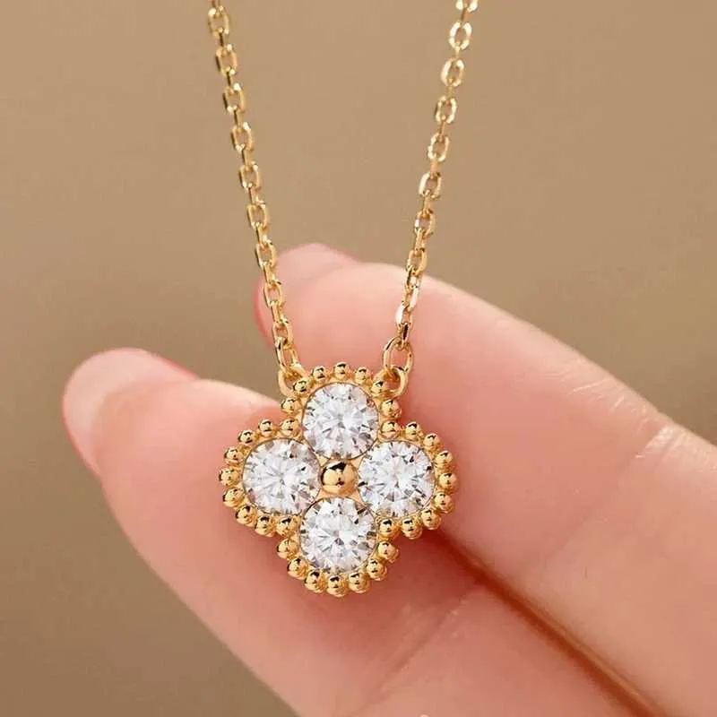 Colliers pendants 1.2Ct Collier de trèfle Moisanite Femmes Femmes Gold Gold plaqué glacé Mosan Diamond Pendant Collier 925 Sterling Silver Pass Tester Gift 240410