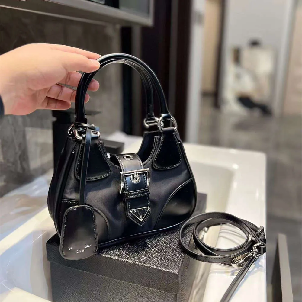 O designer de bolsa de couro vende novas bolsas femininas em uma corrente de bolsa portátil com desconto mini axil