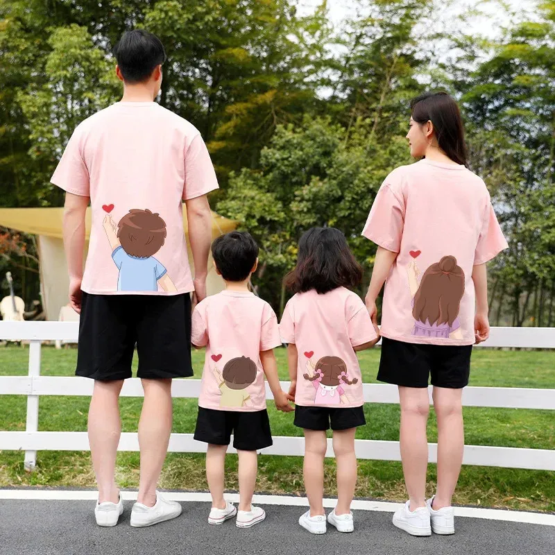 母娘の服の家族マッチ衣装綿Tシャツ漫画印刷されたトップ親子サマーボーイズガールズTシャツ240327