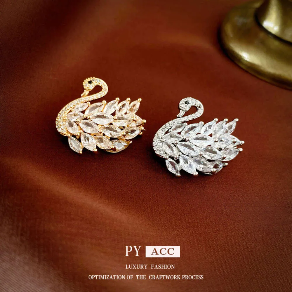 Real Gold Electroplated Super Sparkling Zirkon Swan-broche uit Zuid-Korea, prachtige, lichte, modieuze pakpen, high-end accessoire voor vrouwen