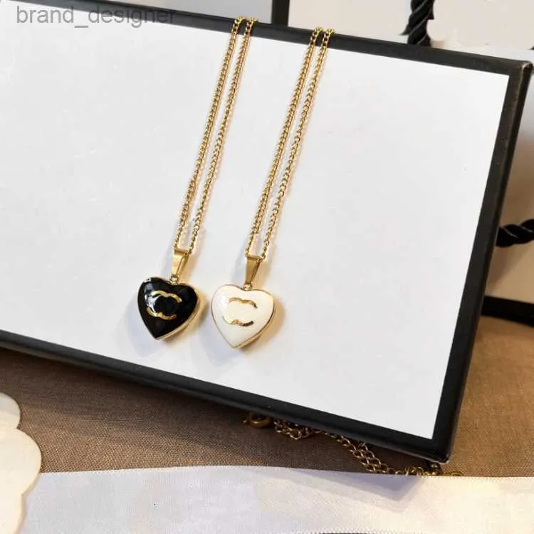 Marque en émail en émail collier pendentif collier concepteurs colliers pendentif coulant noir blanc amour chain de femme en acier inoxydable