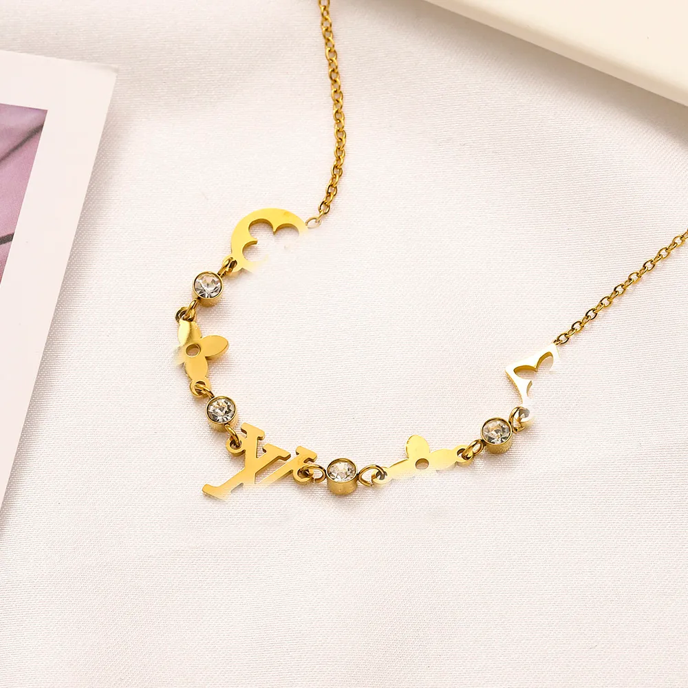 Luxusbriefendesign Halskette Geometrische 18K Gold Vier Blattklee Charm Edelstahl Jubiläumsgeburtstagsfeier Täglicher Kleidung