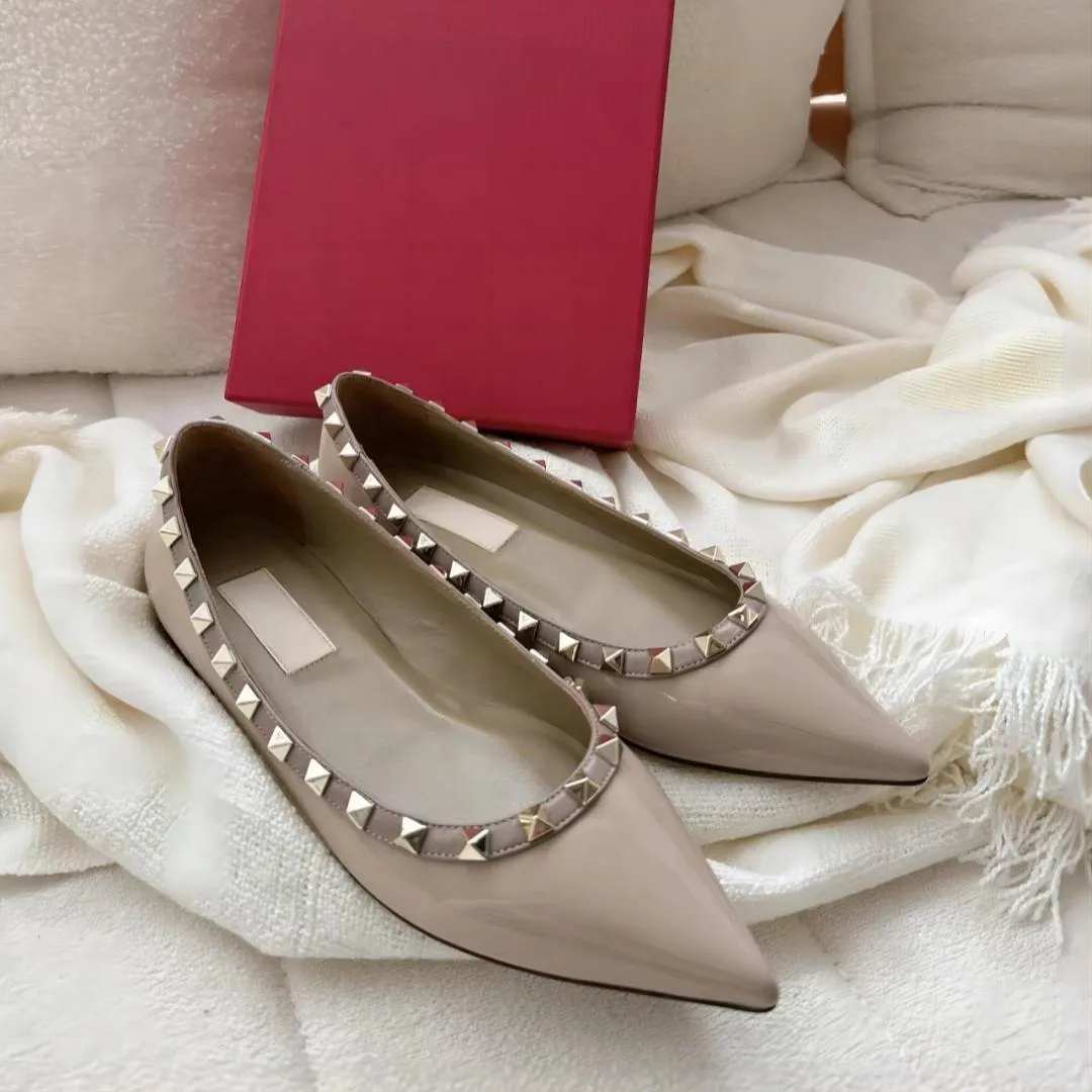 여성용 샌들 포인트 발가락 리벳 평면 샌들 럭셔리 V 브랜드 누드 검은 색 특허 섹시 라이트 레드 웨딩 신발 디자이너 먼지 가방 크기 34-44