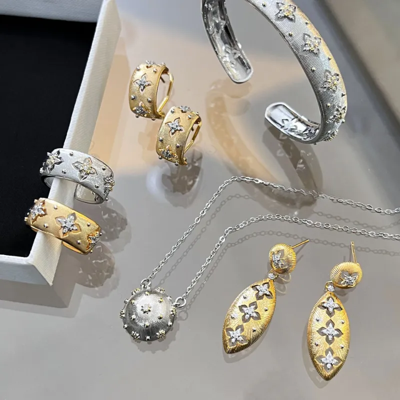 Neue Luxusmarke Clover Designer Armband Ohrringe Ringe Halskette Schmuck Set handgefertigt Palaststil hohl 18k Gold Bastelring Ohrring Halsketten Armbänder Armbänder