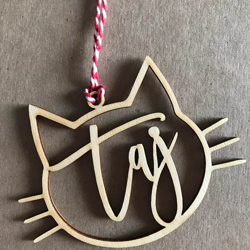 Personalisierte Weihnachtskauble Geschenk Tags, benutzerdefinierte Weihnachtskatze Ornament, Holzornamentball mit Namen