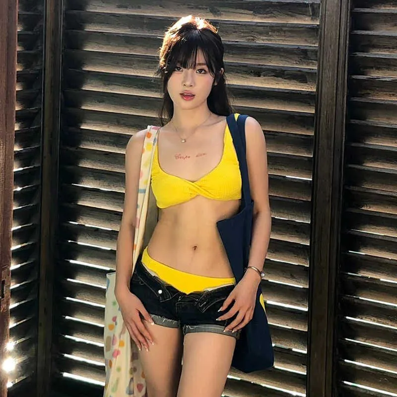 Instagram styl pikantna dziewczyna podzielone ciało trzypunktowe bikini seksowne małe zbieranie piersi imbir żółty wybielanie wakacyjne stroje kąpielowe 1JT9