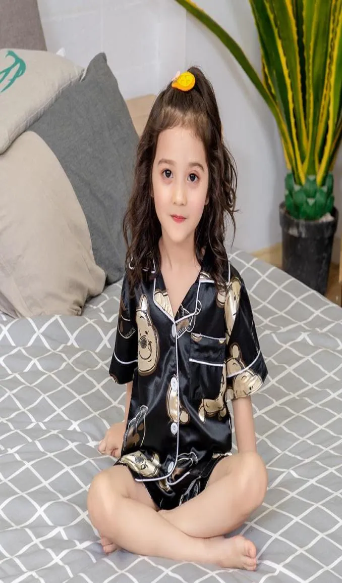 Spring Children Pijamas Suit 2020 Summer Kids Soild Silk Pijamas Conjunto de meninos manchas de roupas caseiras meninas de manga curta pijamas set7321080