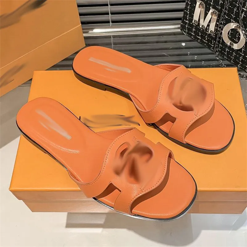 2024 Nuovo designer di lusso sandali da donna V lettera di oro-out pantofole pannelli colorati in pelle in pelle piatta piatto da spiaggia da spiaggia scarpe dimensioni 35-42