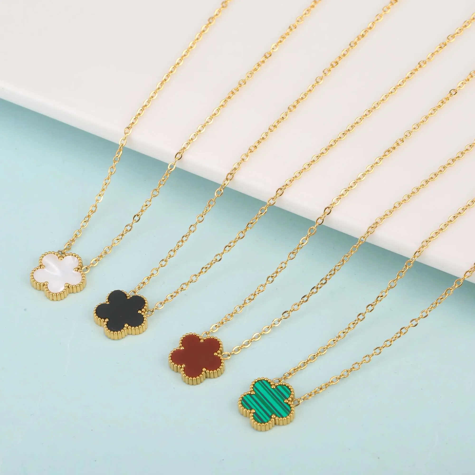 Pendant Necklaces High Quality Gilded Hot Selling Plant Five Leaf Petal Flower Pendant Necklace Clover Lucky Jewelry Womens Stainless Steel 240410