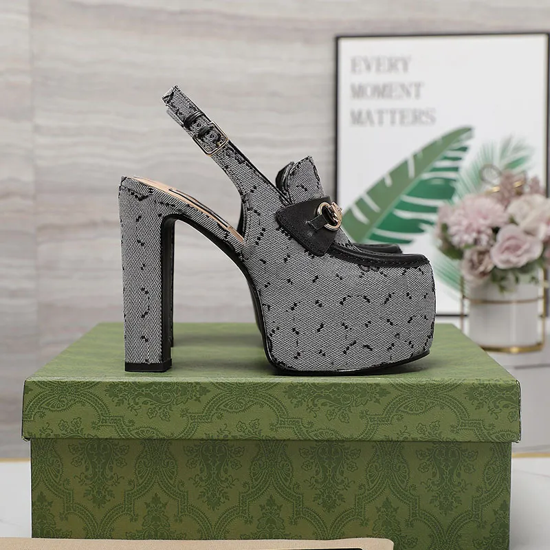 2024 Luxurys 브랜드 펌프 여성용 신발 반짝이는 바닥이 뾰족한 발가락 검은 두꺼운 바닥 방수 플랫폼 하이힐 샌들 청키 발 뒤꿈치 섹시 웨딩 신발 큰