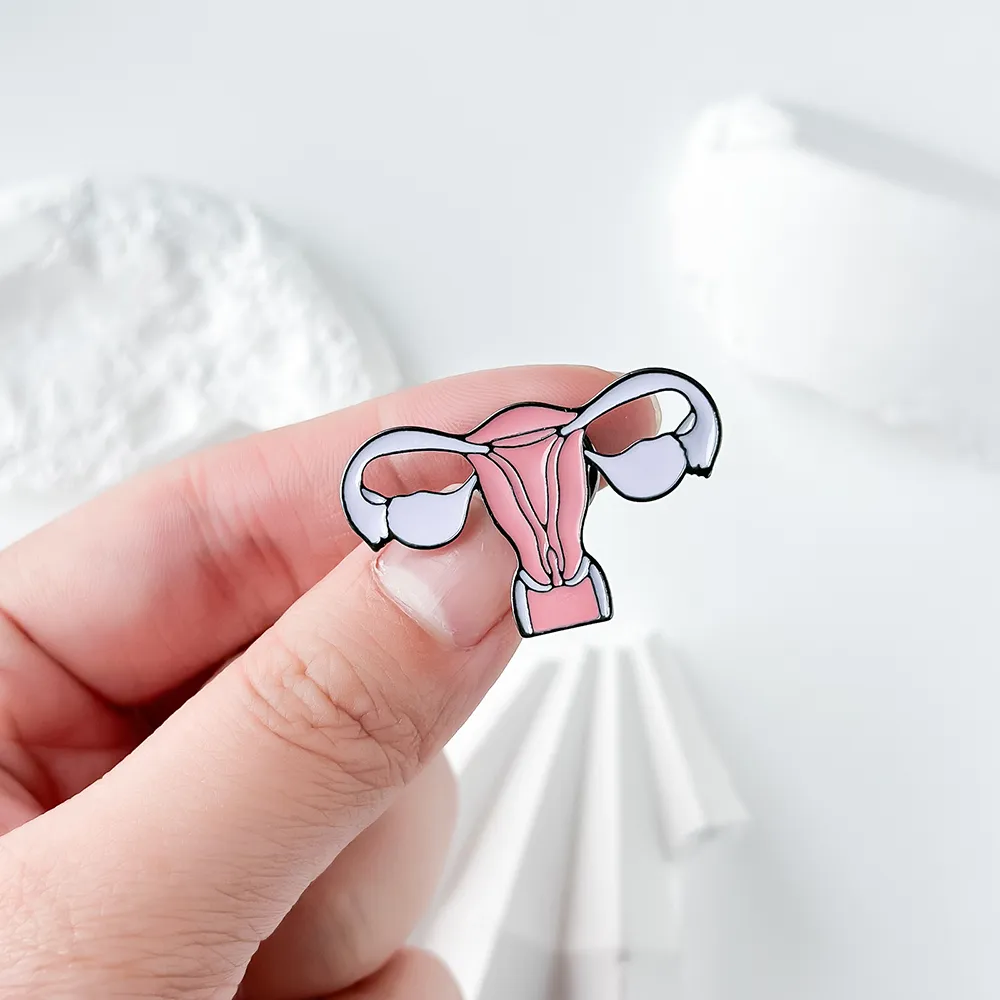 Hanreshe Uterus Brosche Pin Anatomie Medizinischer Schmuck Zubehör Emaille Delicate Revers Badge für Krankenschwester Medicinel Student Geschenke