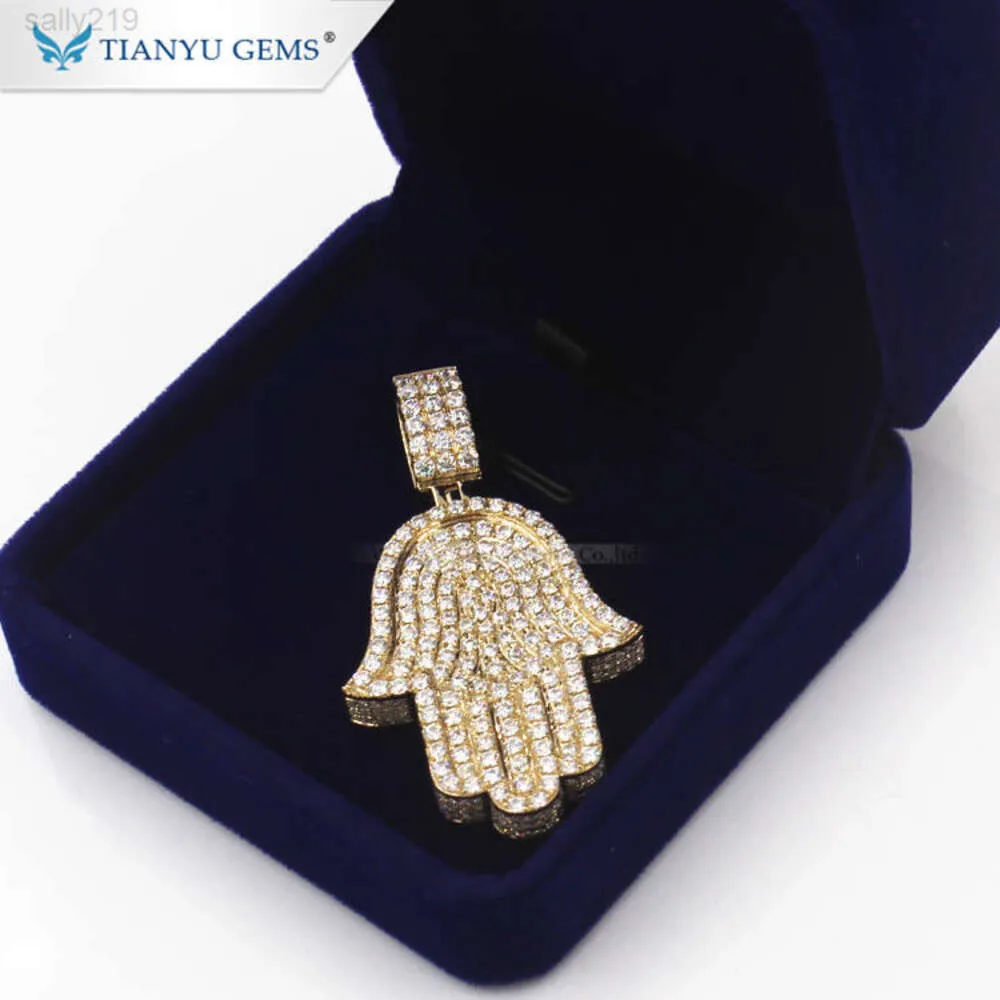 Tianyu gems hiphop style 10k gold material diamonds setting hand shape pendant