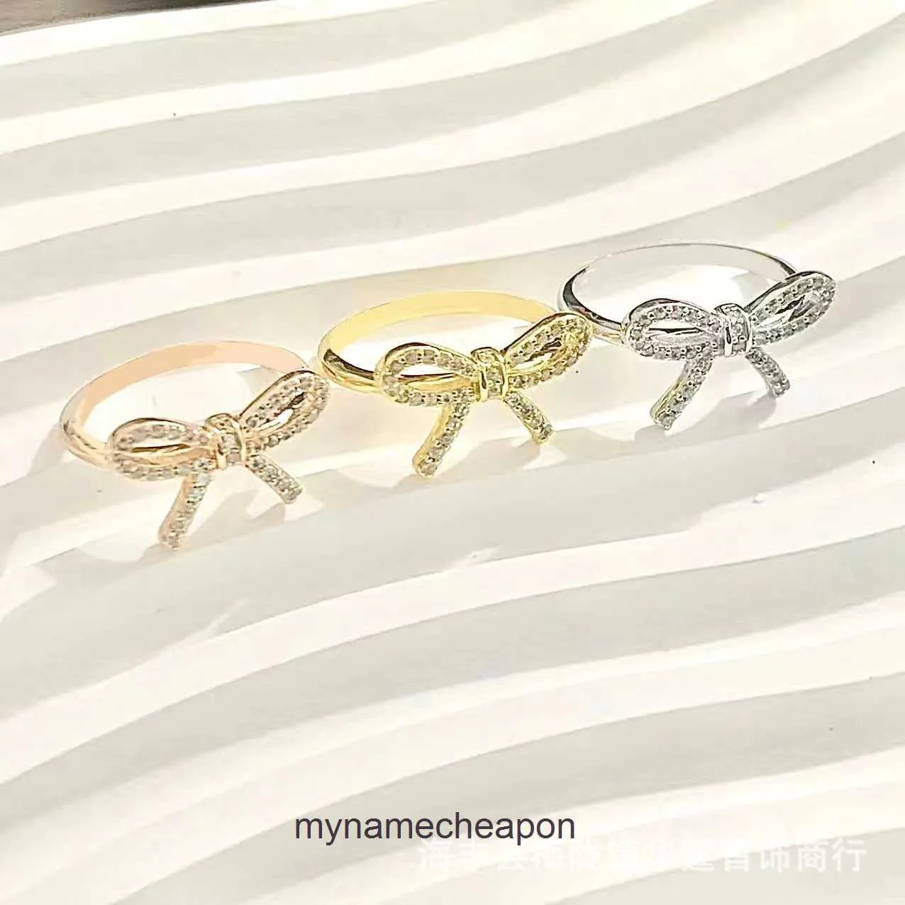Toppkvalitetsdesigner för kvinnor 1to1 Tifancy Full Diamond Bow Ring Version Personlig ljus lyxstil liten design ihålig fjärilsring röd samma stil