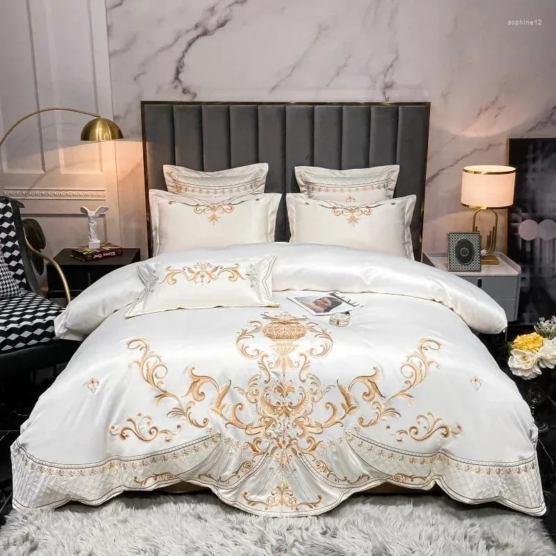 Set di biancheria da letto di lussuoso ricamo reale in oro raso e cotone set lisce doppio piumino con piumino