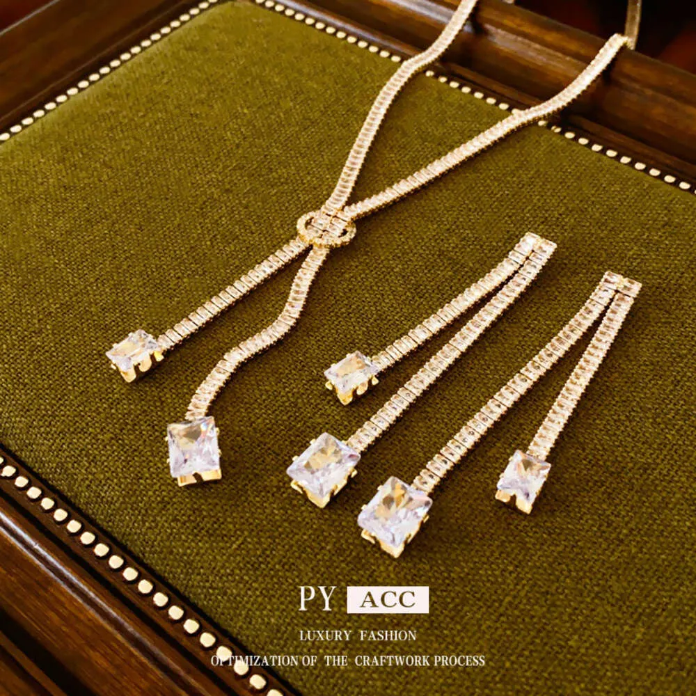 Sier Needle Zircon Square Tassel polyvalent, élégant, élégant et de boucles d'oreilles de haute qualité, populaires sur Internet, de nouvelles boucles d'oreilles à la mode pour femmes