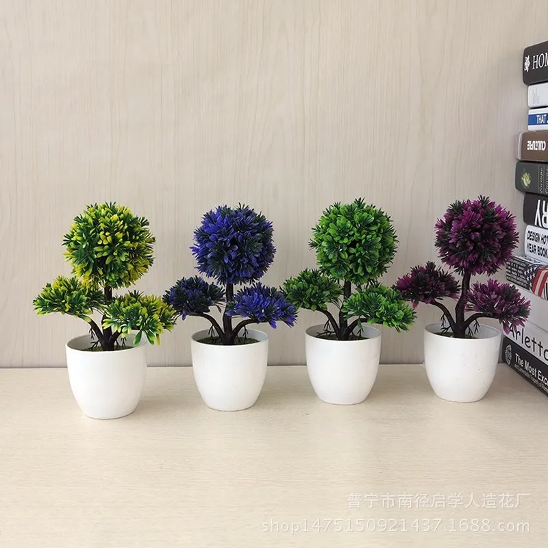 Plantas artificiais em vasos de pequenas plantas de árvores multicoloras, flores falsas em vasos de enfeites para a decoração