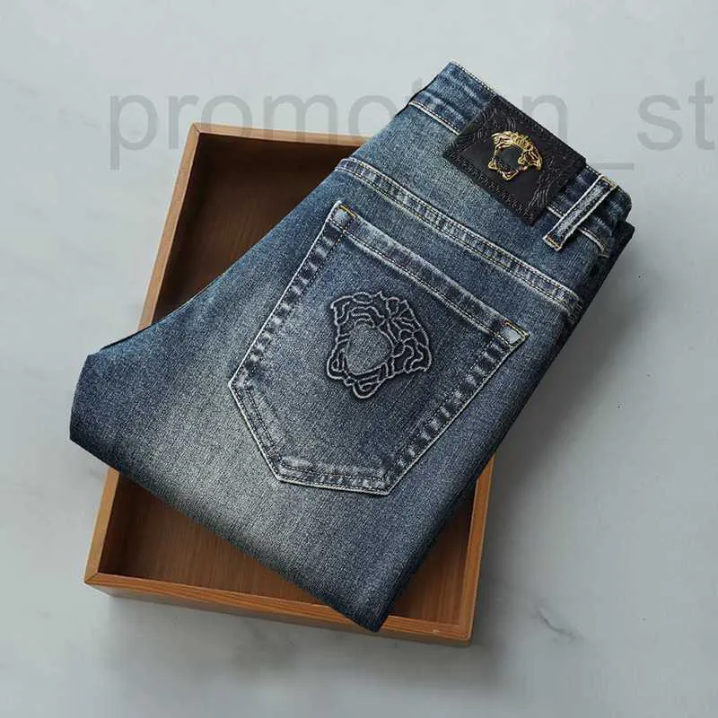 メンズジーンズのデザイナーMedusa Trendy Autumn and Winter Jeans for Stried Fit、Elastic Embroidery、Blue Trendy Pants Qoxw