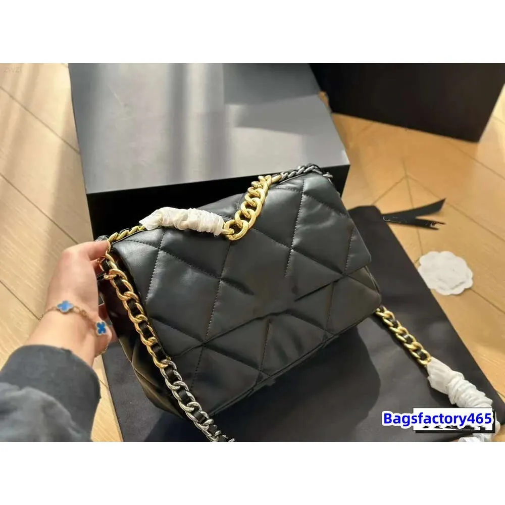 Quilted Maroon Leather Handbag: Large Capacity, Gold Chain