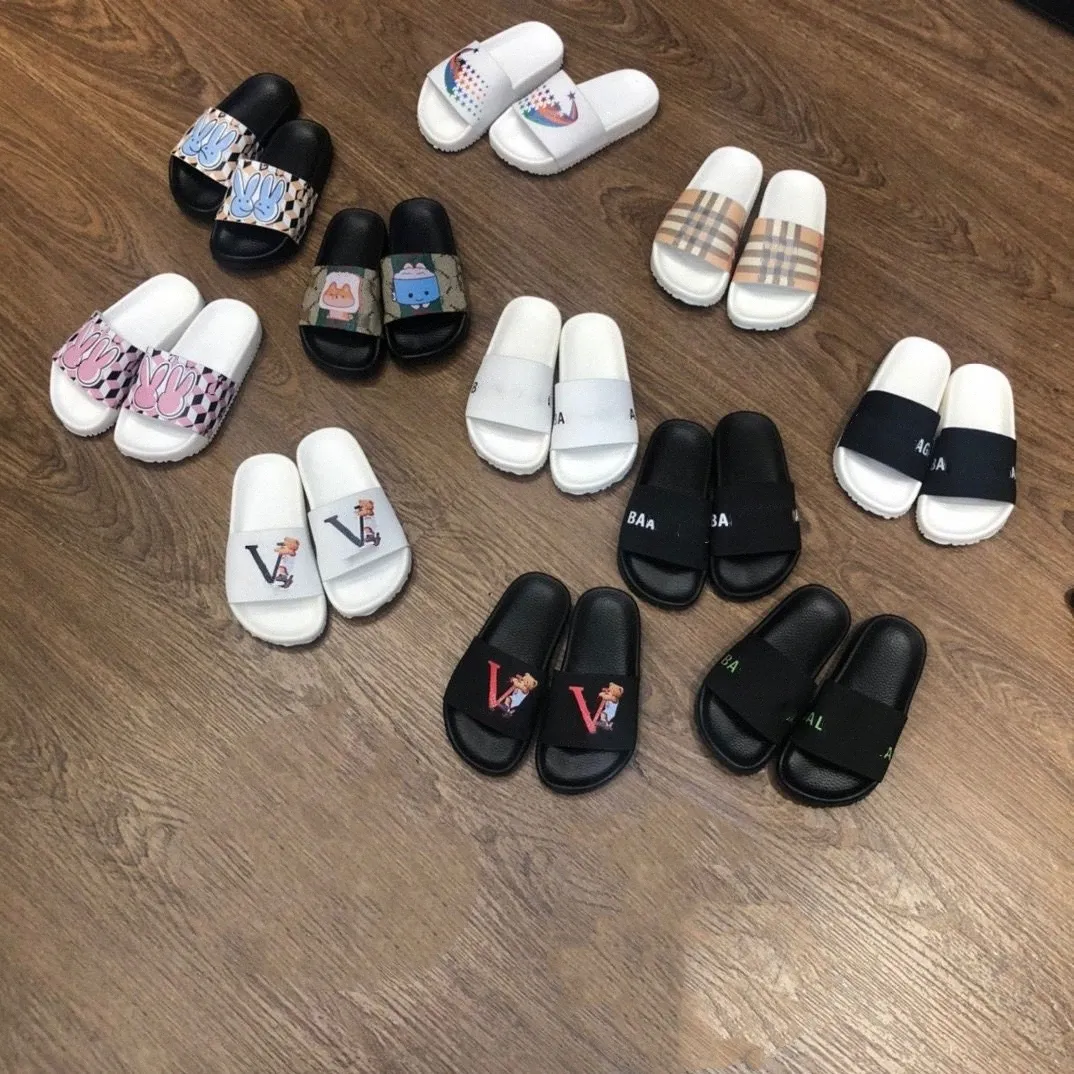 Kids Slippers Boys Girls Slides Home Casual Beach Chaussures Toddler Enfants LETTRE IMPRIMÉ Sandales en caoutchouc Luxury Brand Youth Designer Flipoor Flip Flip K1QG #