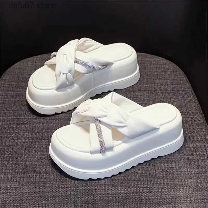 Slippers Thick sole sandals with a feeling of stepping on feces womens sponge cake soles summer outerwear 2024 new super hot and high-end feel flip flops H240410