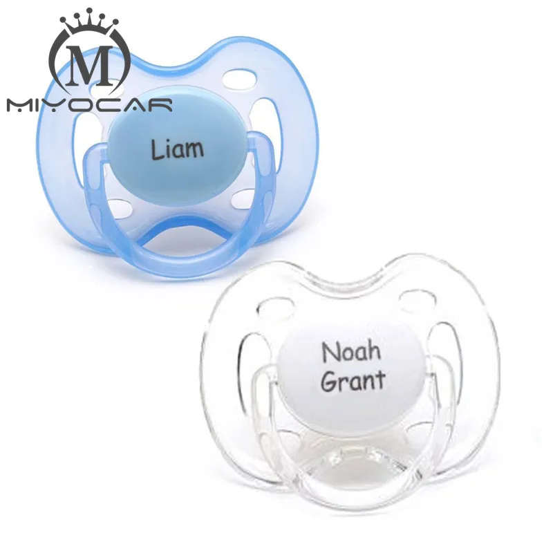 Miyocarパーソナライズされた名前の名前は、2 PCS Pacifier Dummyユニークなギフトをベビーカスタムのおしゃぶりにすることができます