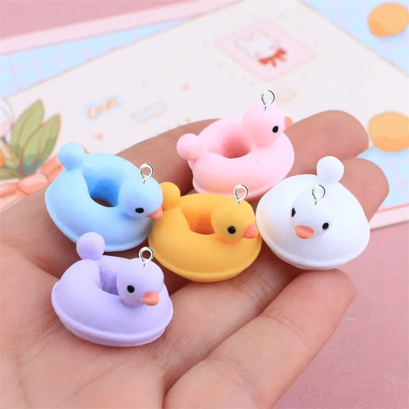 10 PCS/PACK 3D Duck Yüzme Dairesi Reçine Cazibeleri Küpe için Komik Sevimli Hayvan Kolyeleri Diy Takı Yap