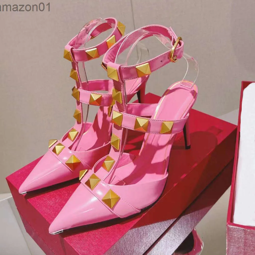 Valentine Sandalen Hoge Heel Pointed Teen 2Strap Studs High Heel Shoes schoenen Patent Leather Sandalen vrouwen bezaaid strappy jurk schoenen Rose rood 9 cm hiel luxe ontwerp 498a