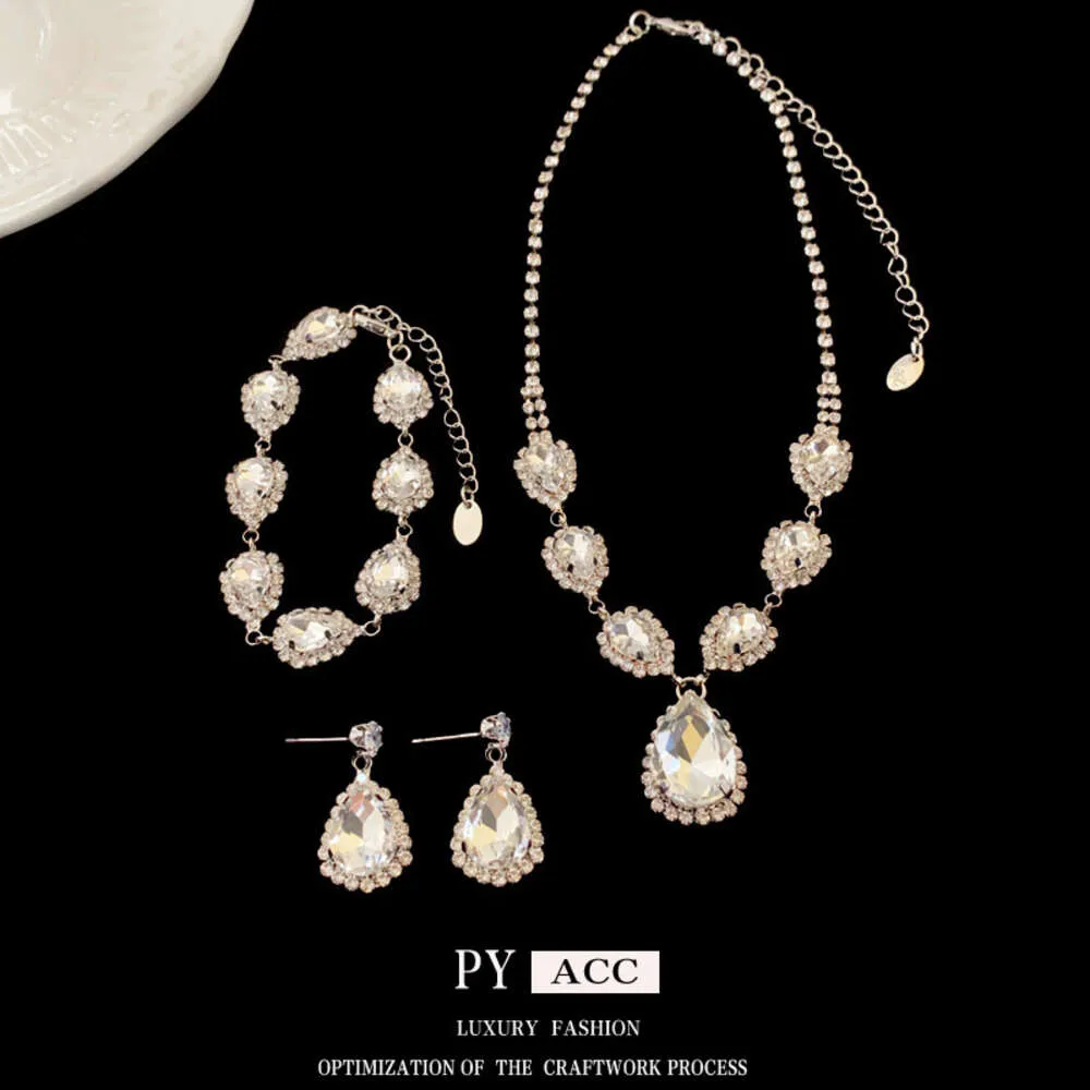Mode neue Diamant-Wassertropfen-Armband-Halskette, leichte, elegante, High-End-Gefühl, Temperament, Schmuckzubehör für Frauen