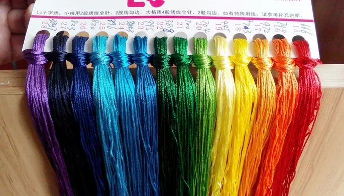 10pcs / lote cross Stitch Silk Thread Mesma cor que DMC Floss Bordado liso Bordado DIY Bordado de 8 metros de comprimento 6 fios