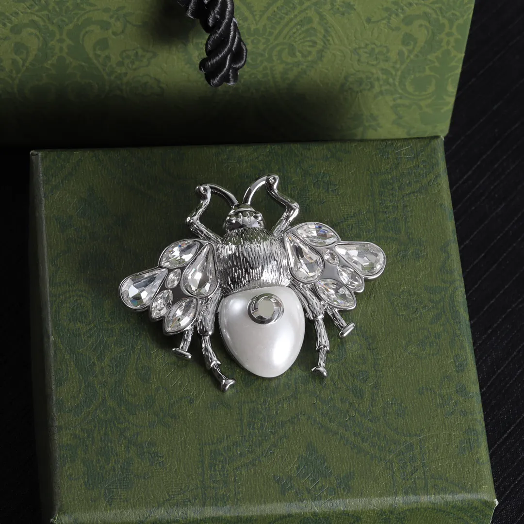 Crystal Brooch: Elegant Silver Bee Brooch With Sparkling  display picture 3