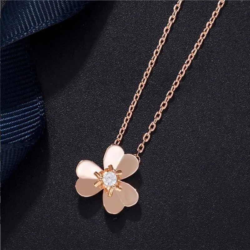 Pendant Necklaces Three Flower Necklace Fanjia Clover Smooth Face Three Petal Collar Chain Factory Direct Sales 240410