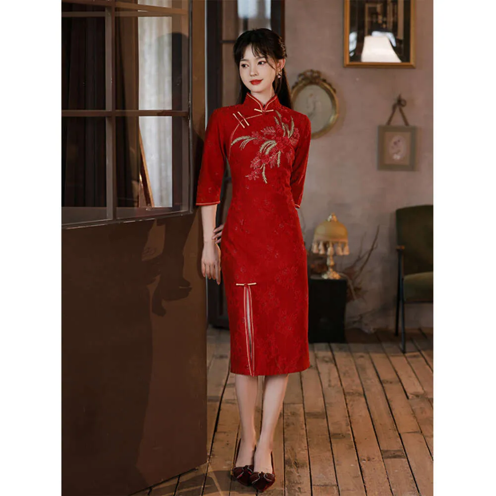 Automne et hiver Nouveau réseau brodé traditionnel haut de gamme Style de palais rouge Qipao