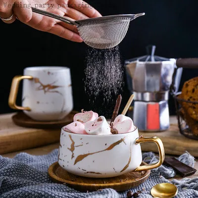 Nordic Ins Style Keramic Tasse Kaffeetasse Teetasse leichte luxuriöse goldgestrichene Marmormuster Tasse und Saucer-Holzabdeckung Set