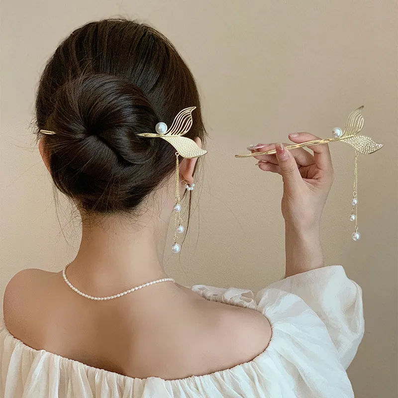 中国スタイルの自然な不規則な真珠の髪は幾何学的なヘアピンとクリップクラシック気質湾曲したサンダルウッドヘッドピース