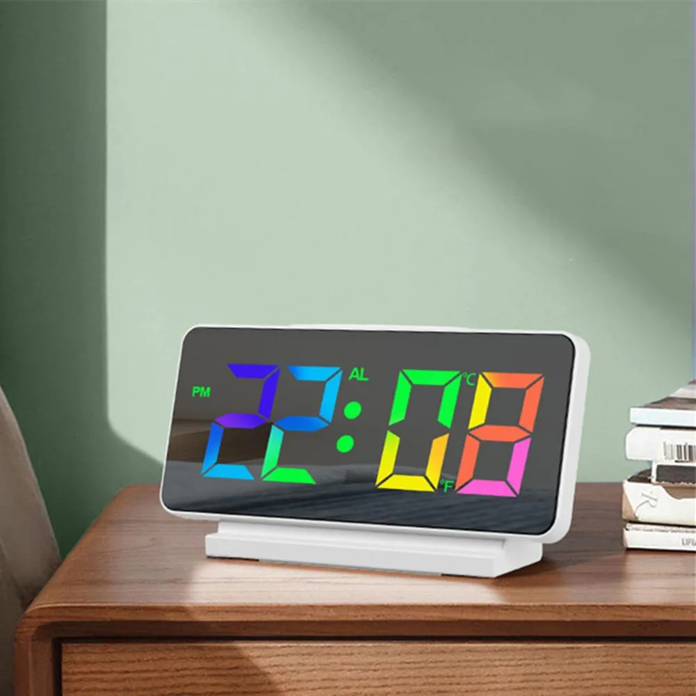 LEDデジタル目覚まし時計カラフルなスクリーン大きなディスプレイベッドルームホームオフィスの装飾室の装飾用のモダンなデスク電子時計