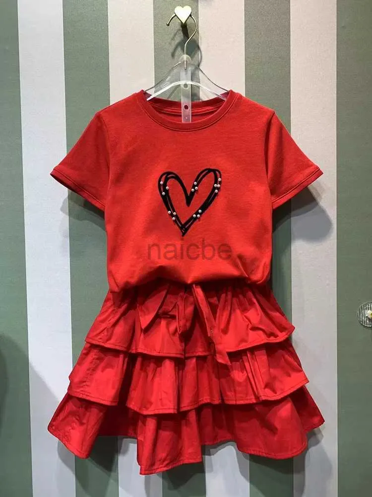 T-shirts Girls Summer Clothes Set 2024 Designer Kids Kids Short à manches à manches rouges T-shirt Jupe 2PCS SUIT ENFANTS TORMES GILLES Festival Cadeaux 240410