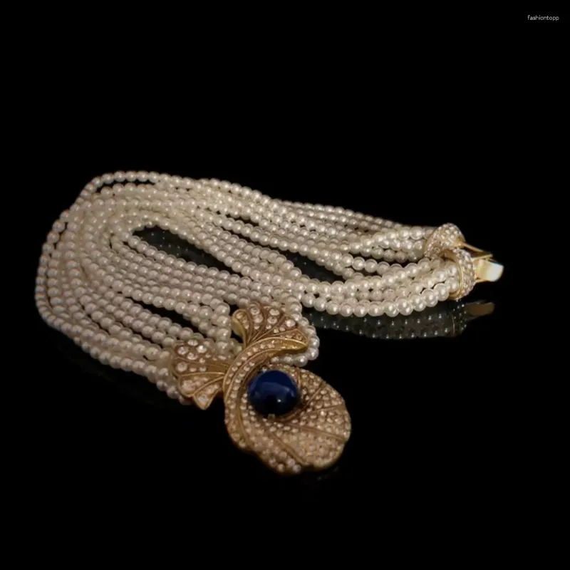 Colliers pendants Perles de verre bleu dans un collier de style ancien